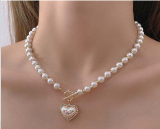 Collar de Perlas Falsas en Forma de Corazón (Una Pieza)