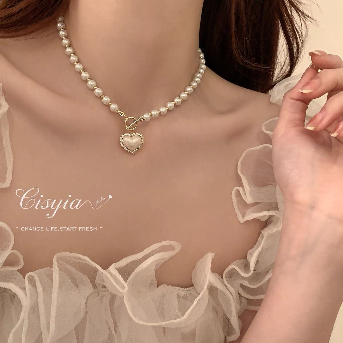 Collar de Perlas Falsas en Forma de Corazón (Una Pieza)