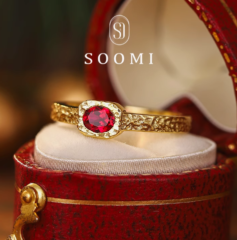 Anillo de Plata 925 Martillado con Gema de Sangre de Paloma