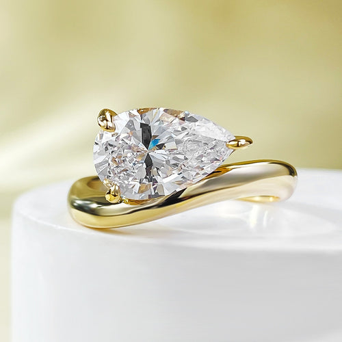 Anillo de Zafiro Creado en Laboratorio con Corte de Pera en Plata Bañada en Oro de 18K