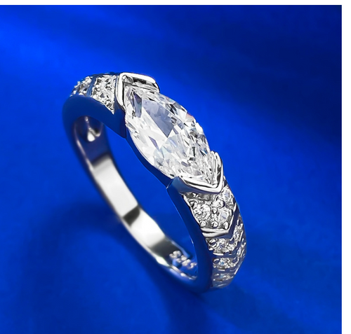 Anillo de Diamante de Laboratorio de Corte Pera Charm en Plata Esterlina 925