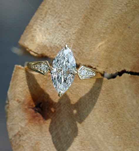 Anillo de Zafiro Creado en Laboratorio con Corte Marquesa en Oro de 18K